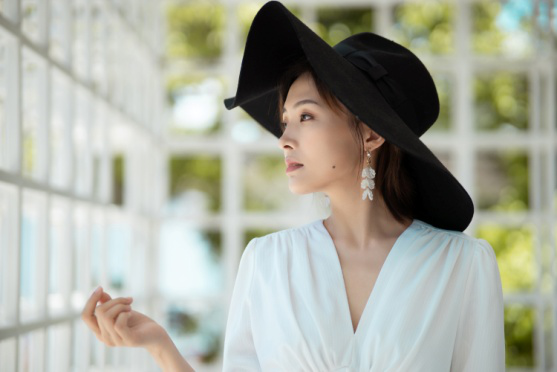 郑罗茜法式写真惊艳！白裙黑帽尽显高级复古风情