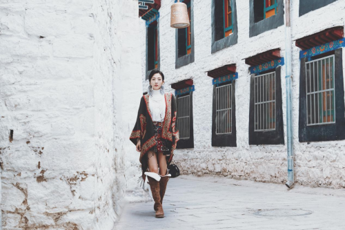 郑罗茜驻足西藏街头，民族风造型独特吸睛
